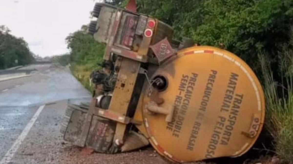 Volcadura de pipa con 28 mil litros de chapopote moviliza a cuerpos de emergencia en Cancún