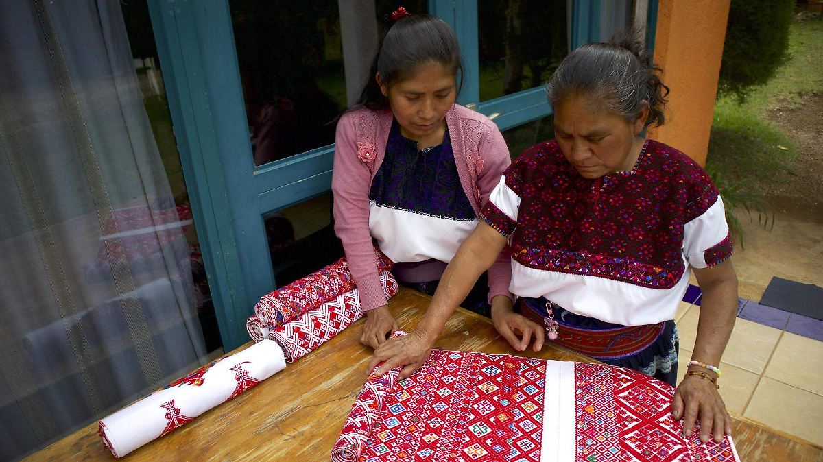 Artesanas tsotsiles de Chiapas lanzan catálogo para blindar sus diseños contra el plagio