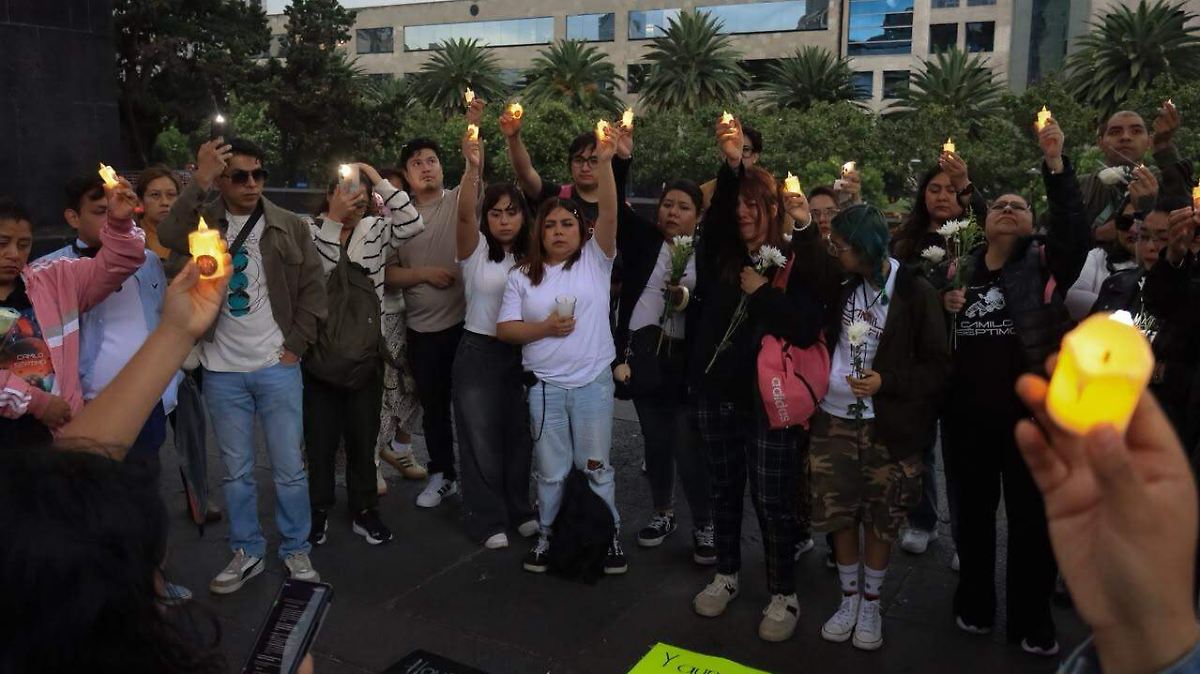 Conmemoran con velas y lágrimas la memoria de Jonathan Meléndez en la CDMX