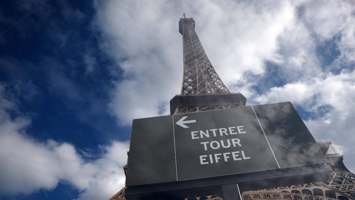 Protestan empleados de la Torre Eiffel por discriminación de género en visita privada