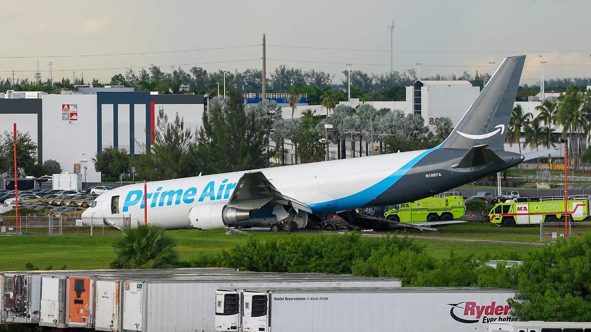 Avión de carga de Amazon colisiona contra furgoneta en aeropuerto de Miami
