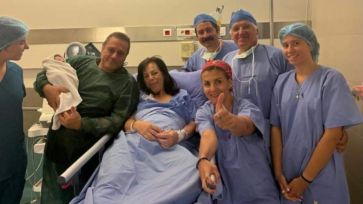 Mujer de 54 años da a luz en Grecia tras utilizar un embrión congelado por más de 22 años