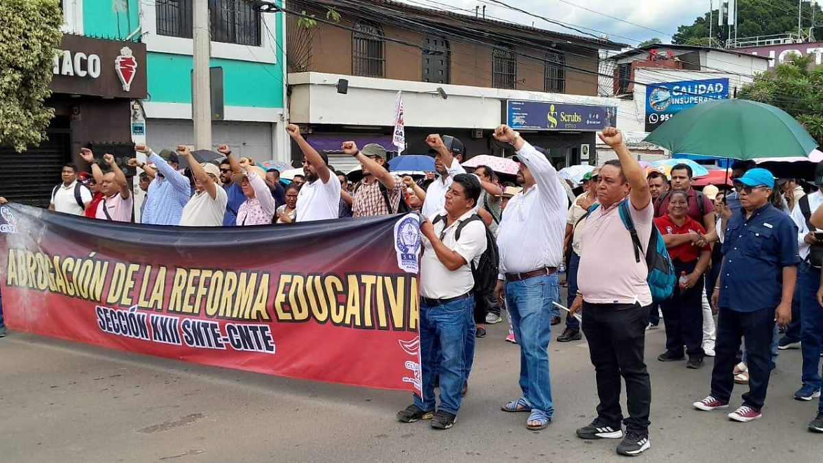 Tensión y empujones marcan visita de Claudia Sheinbaum a Oaxaca