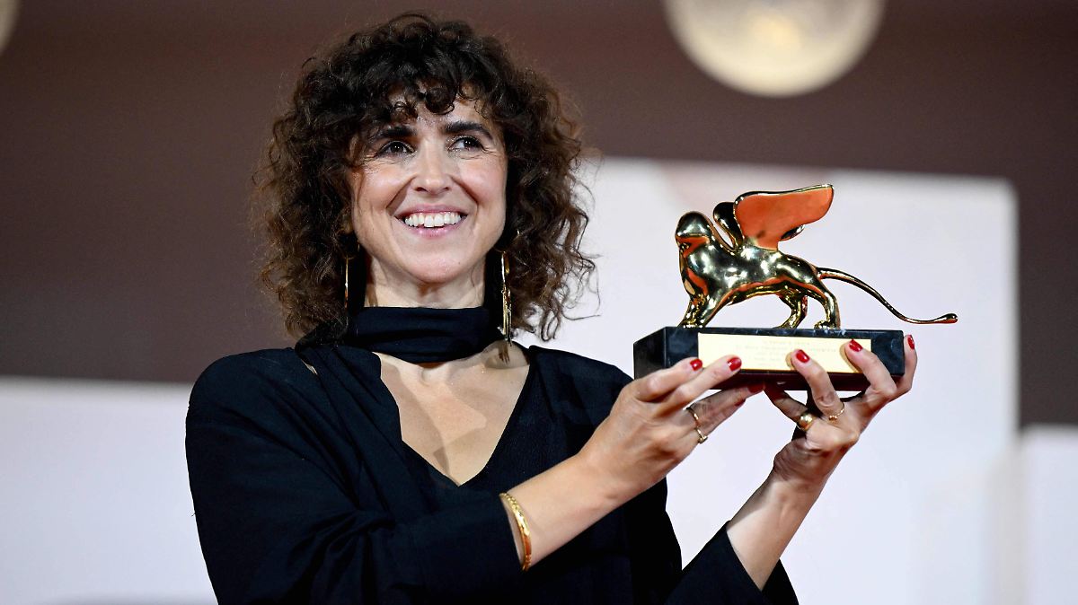 May el-Toukhy hace historia en Venecia: gana el León de Oro con 'Woman Unknown'