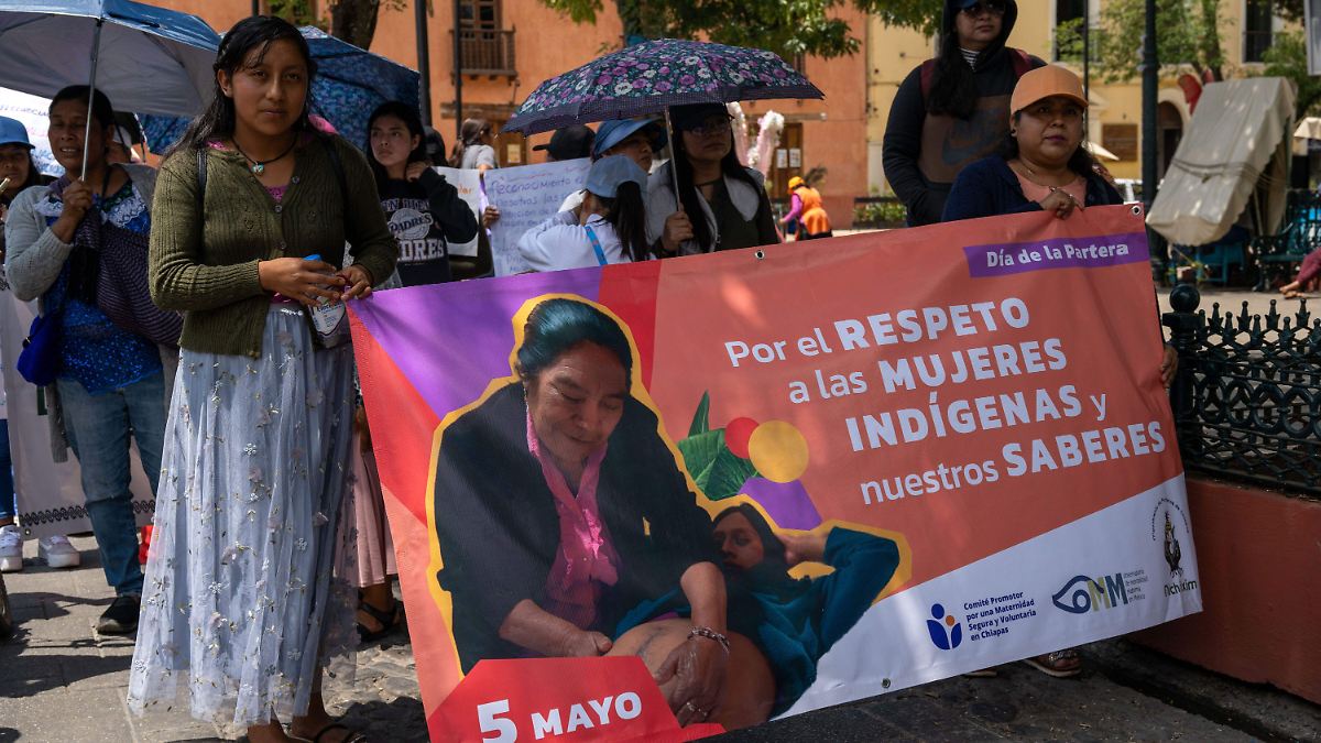 Secretaría de Salud integrará a 249 parteras certificadas a su plantilla este año