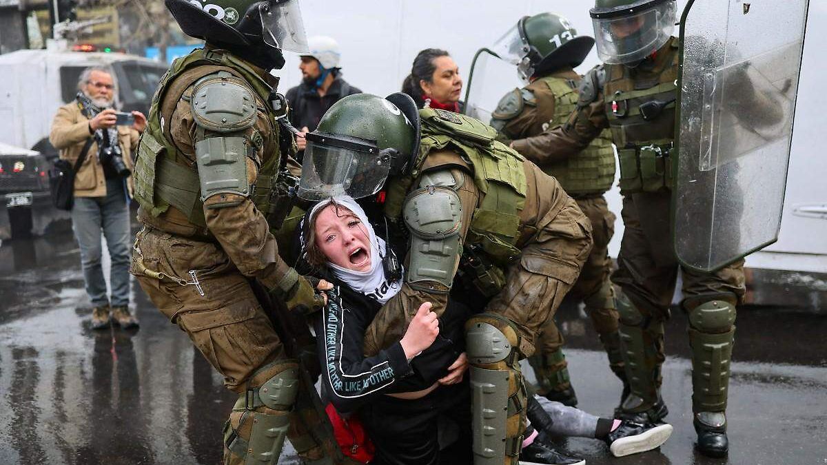 Casi 300 detenidos tras protestas por el aniversario de la dictadura de Pinochet en Chile