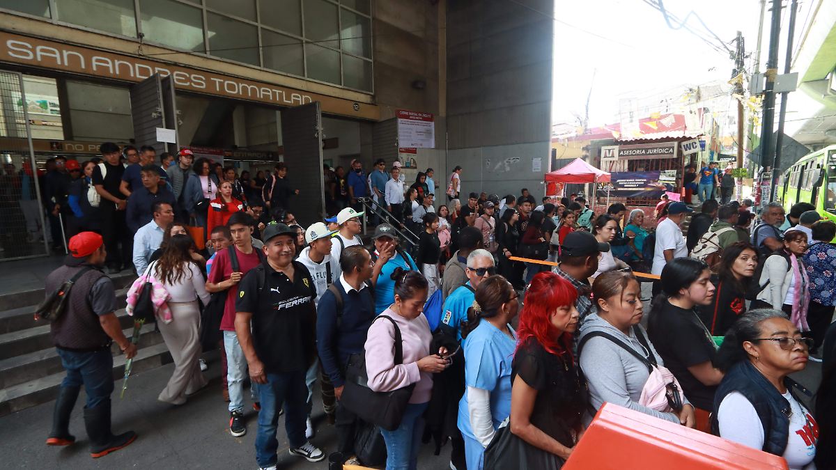 Caos y largas esperas marcan el cierre parcial de la Línea 12 del Metro en la CDMX
