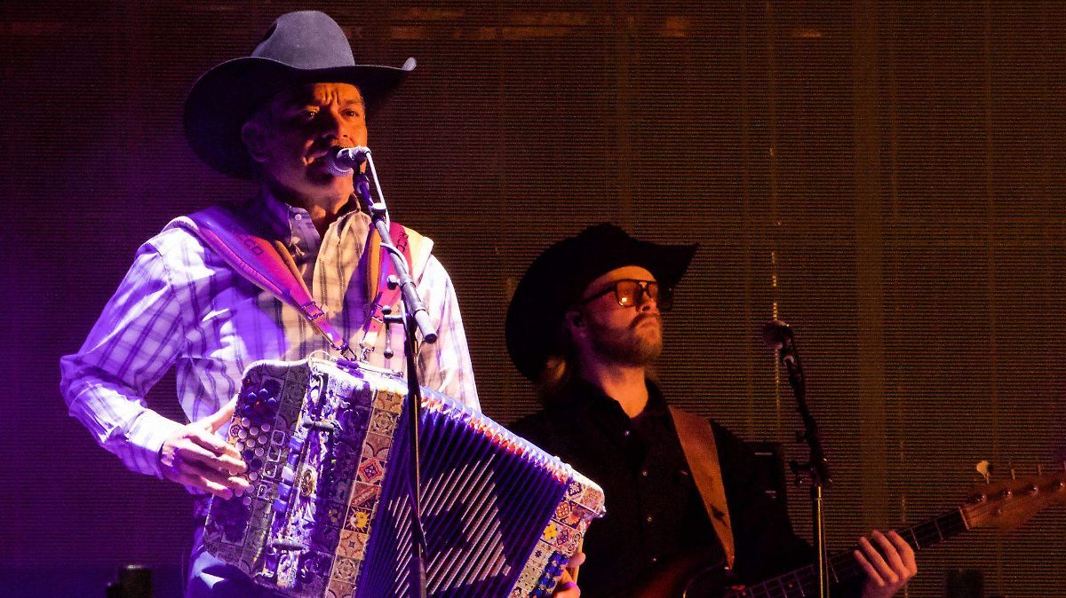 Intocable cautiva al público en el Zócalo capitalino durante las fiestas patrias