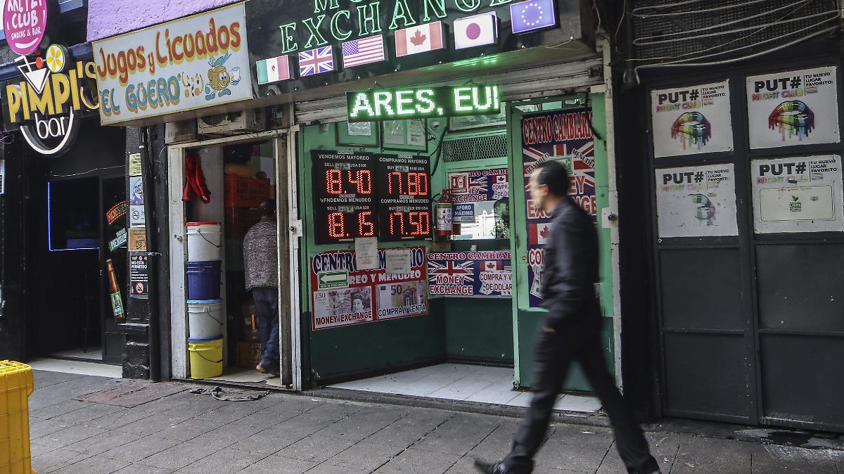 Peso mexicano retrocede ante el dólar tras anuncio de política monetaria de la Fed