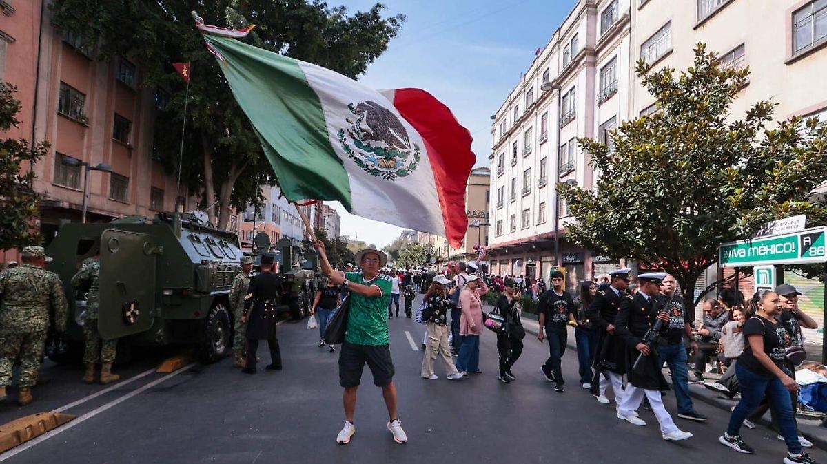 Reivindican la soberanía nacional durante el desfile del 16 de septiembre en el Zócalo