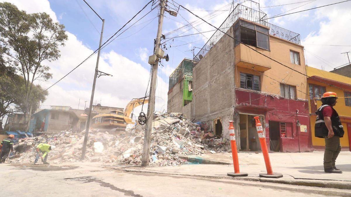 Continúan labores de demolición en viviendas dañadas por explosión en Álvaro Obregón
