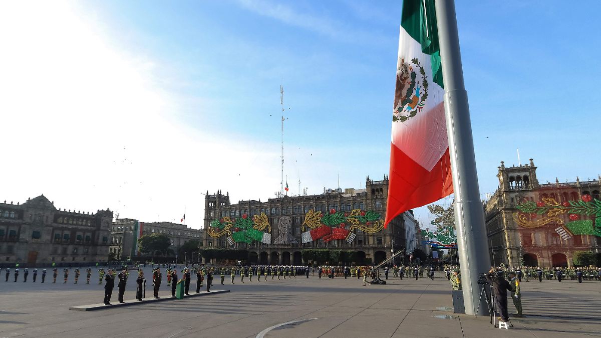 Claudia Sheinbaum conmemora a las víctimas de los sismos de 1985 y 2017 con izamiento de bandera