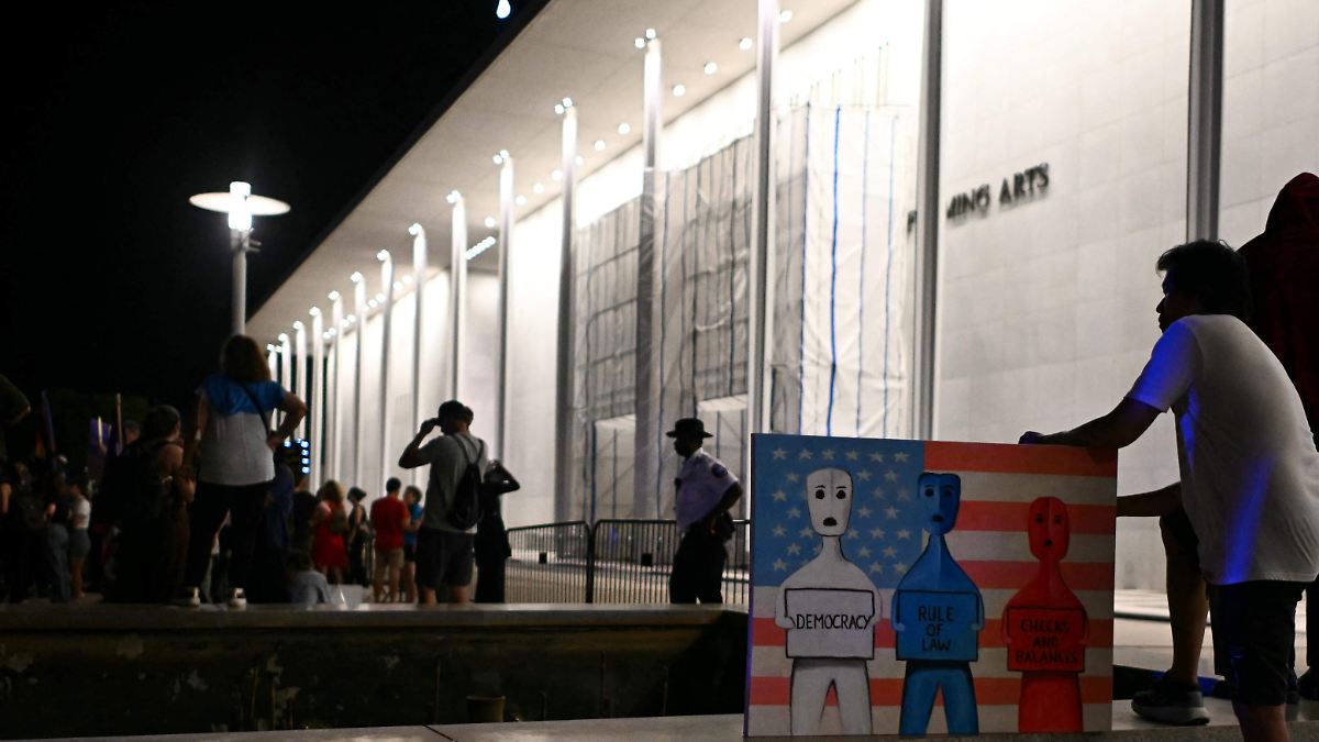 Cadena humana rodea el Centro Kennedy ante la amenaza de demolición de Donald Trump