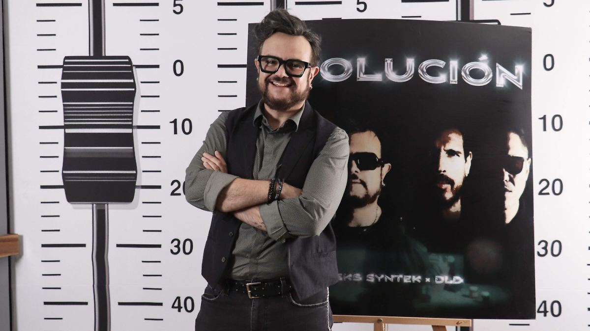 Aleks Syntek anuncia su partida a Inglaterra tras controversia en concierto de la Benito Juárez