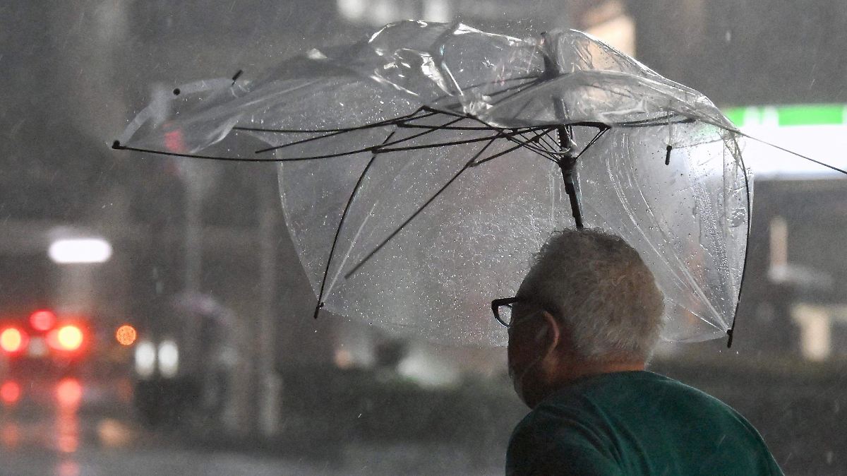 El tifón Dujuan golpea Japón: miles de evacuados y cientos de vuelos cancelados