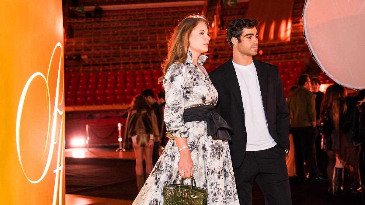 Simona Sorakaite reaparece en gala de moda mexicana junto al artista Eduardo Urbano