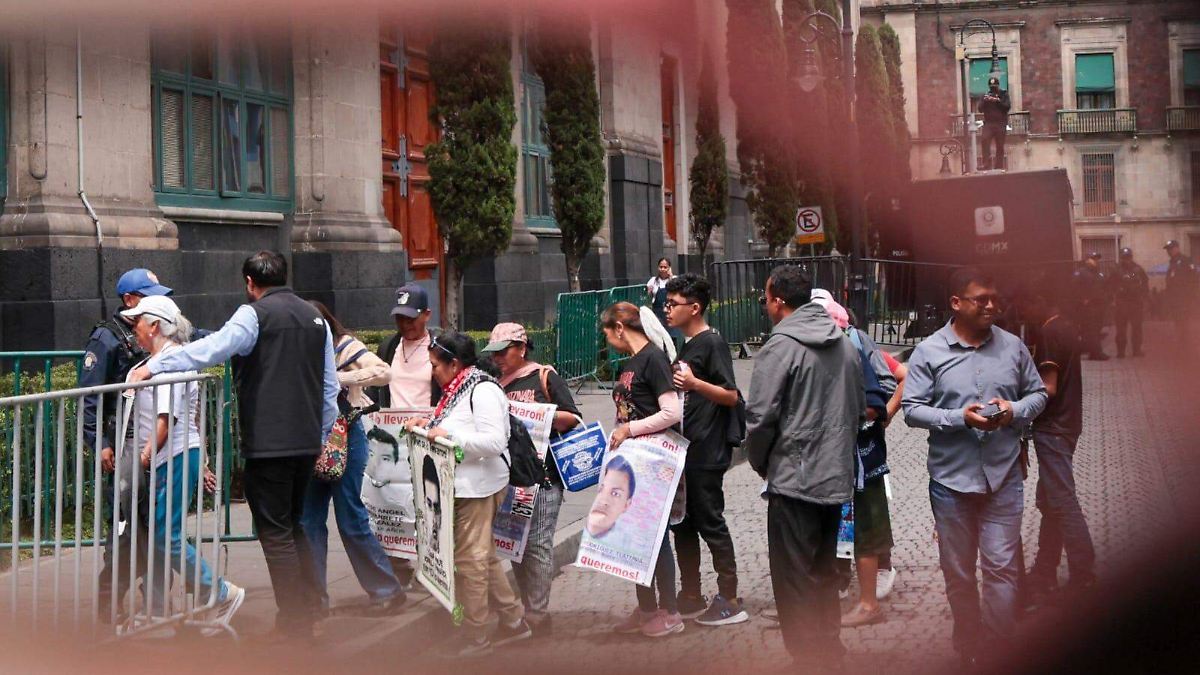 Padres de los 43 normalistas de Ayotzinapa protestan ante la Suprema Corte