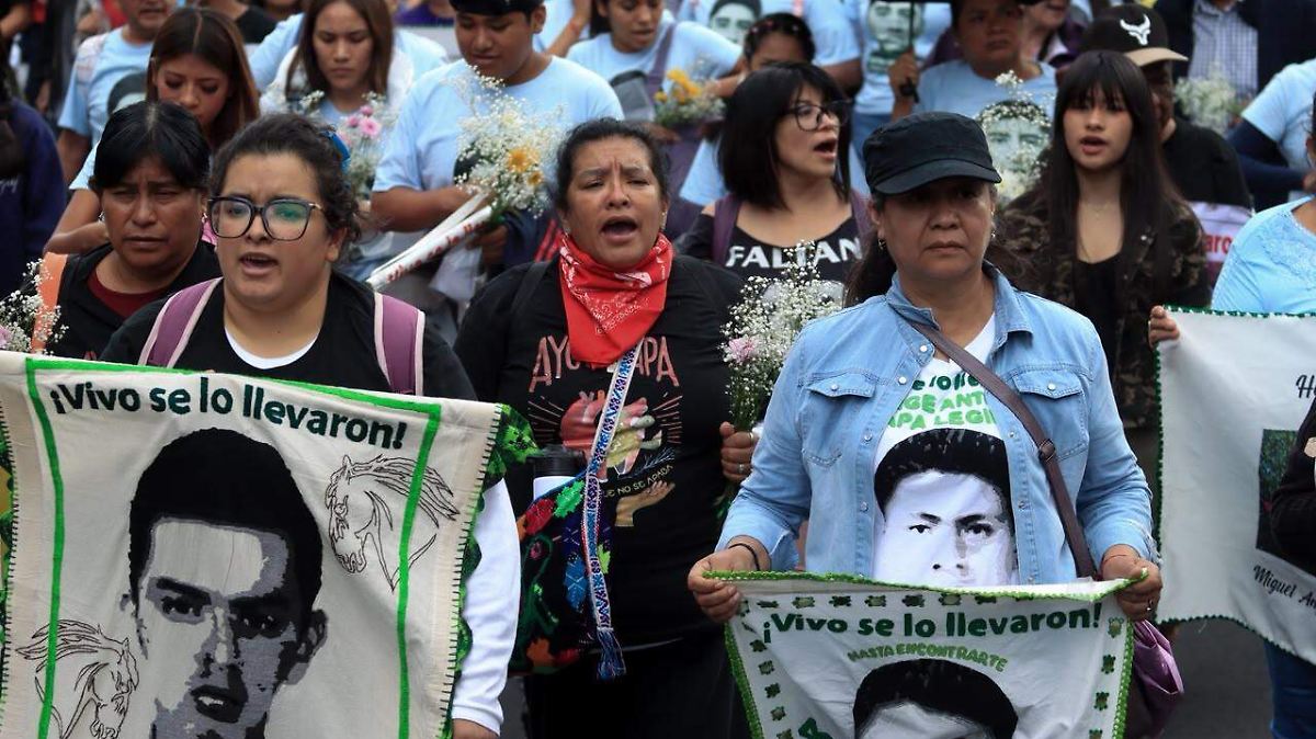 Conmemoran 12 años de la desaparición de los 43 normalistas de Ayotzinapa con marcha en la CDMX