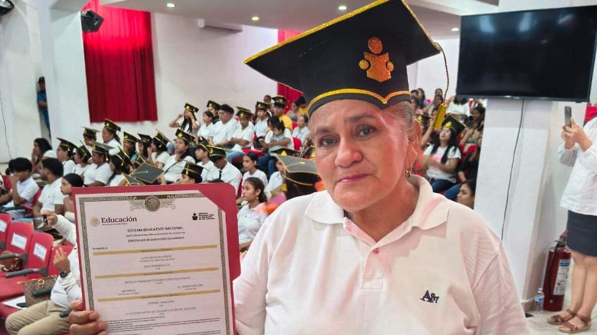 A sus más de 60 años, Lucía culmina la secundaria en Altamira, Tamaulipas