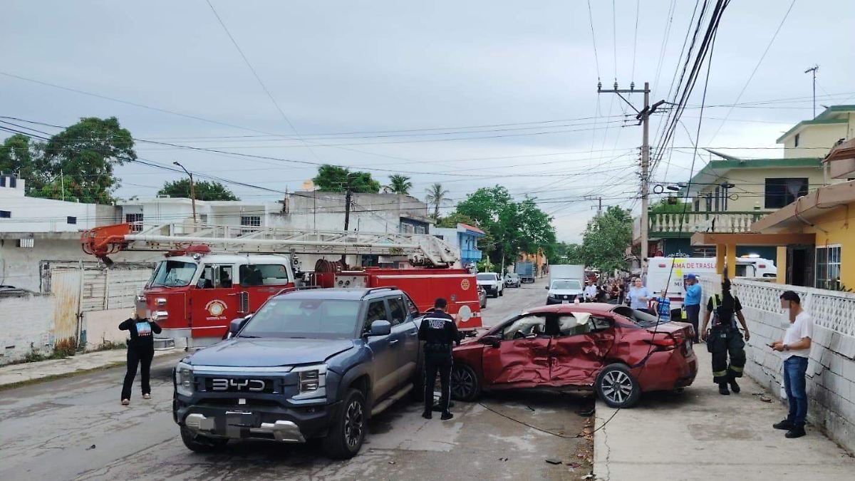 Mujer queda prensada tras aparatoso choque vehicular en la colonia Tancol de Tampico