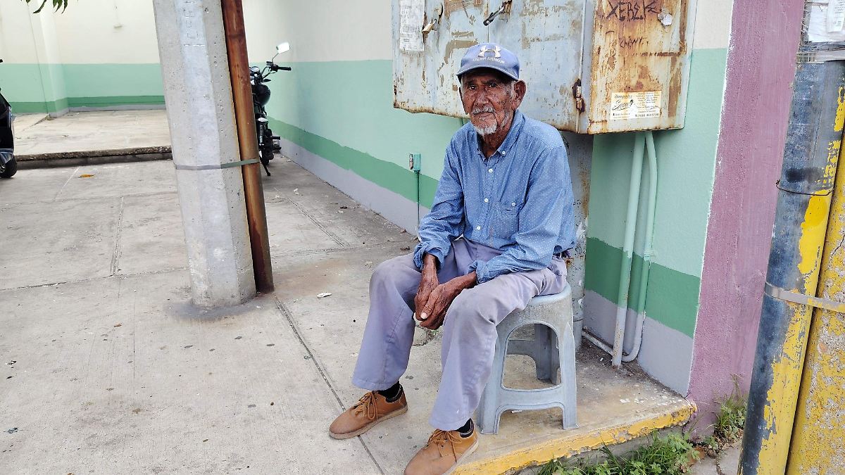 El traslado del Hospital Civil de Ciudad Madero golpea la economía de Rafael, vendedor de 84 años