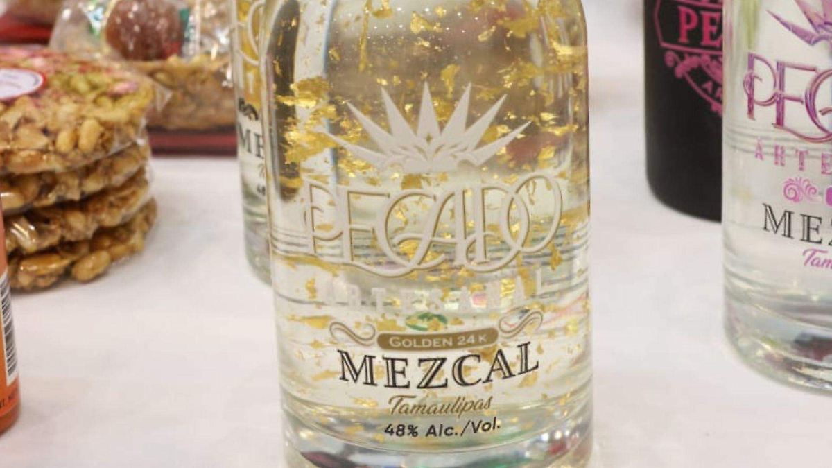 Pecado: El mezcal con laminilla de oro que destaca en El Mante, Tamaulipas