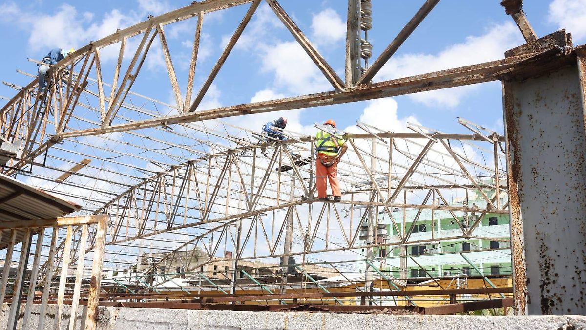 Inician demolición de antiguos mercados temporales en Tampico para crear estacionamiento gratuito