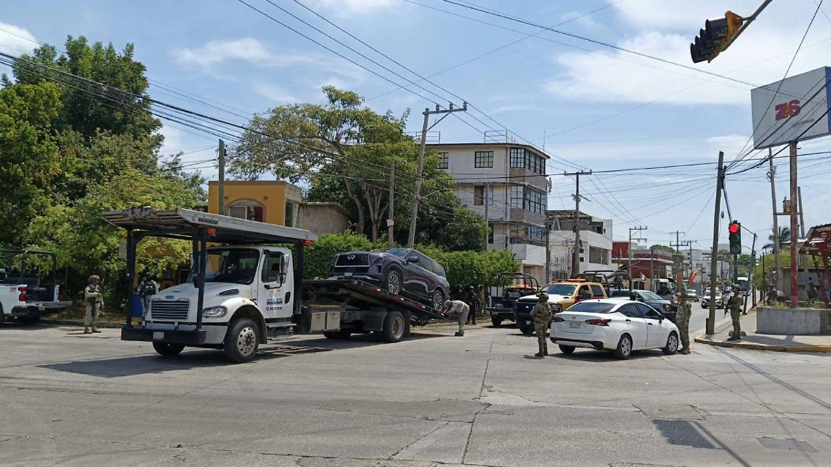 Retiran en grúa camioneta con hombre amparado en su interior tras operativo en Ciudad Madero