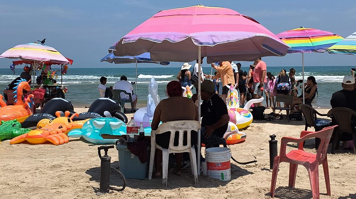 Profepa retira estructuras irregulares en playa Miramar tras operativo de ordenamiento