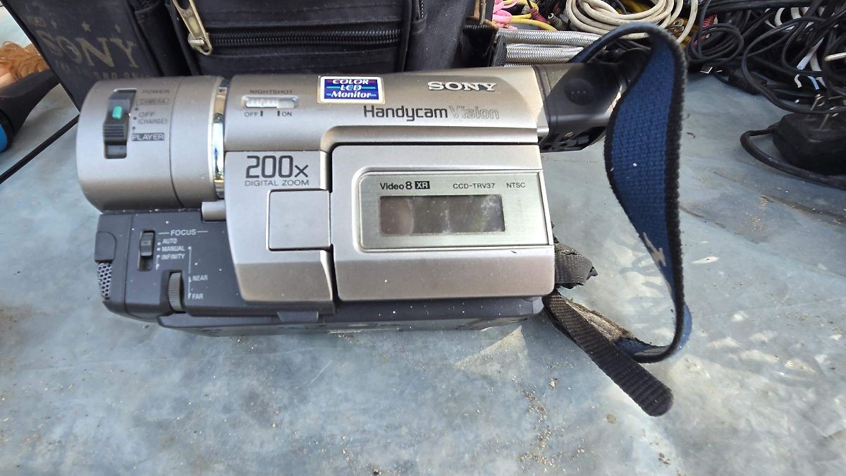 Hallan videocámara Sony de época en mercado rodante de Pueblo Viejo