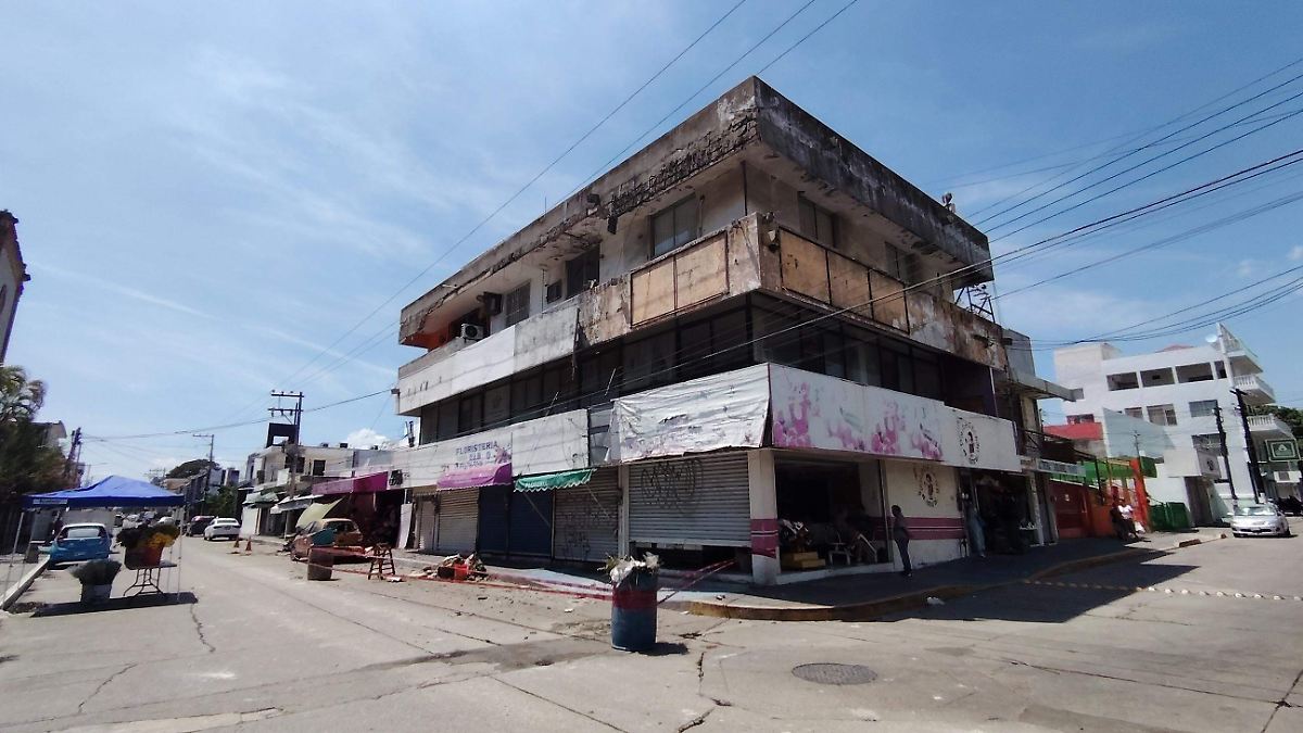 Lluvias provocan desprendimiento de escombros en el centro de Ciudad Madero; un vehículo resulta afectado