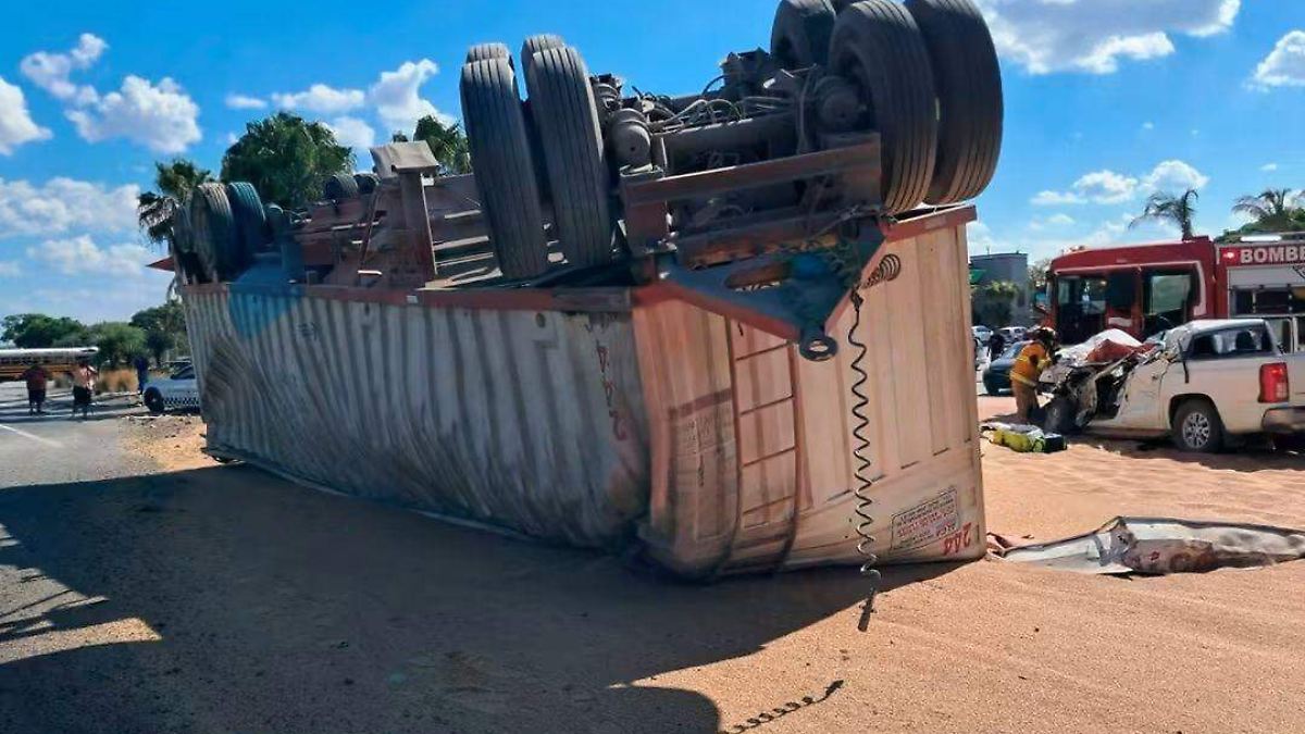 Accidente en la carretera Victoria-Zaragoza deja cuatro lesionados tras volcadura de tráiler