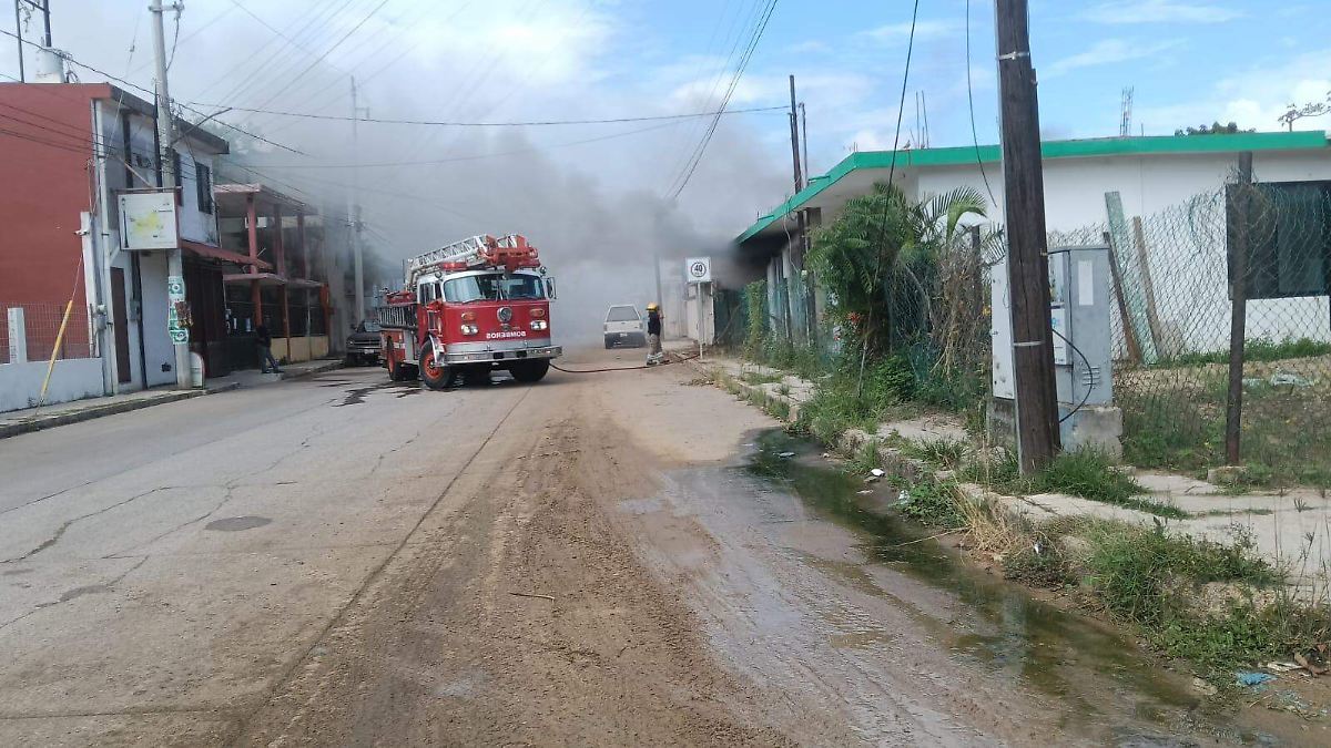 Incendio en Tampico moviliza a cuerpos de emergencia por riesgo de explosión