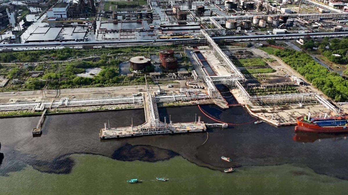 Derrame de hidrocarburo en el río Pánuco genera crisis ambiental y comercial en Ciudad Madero