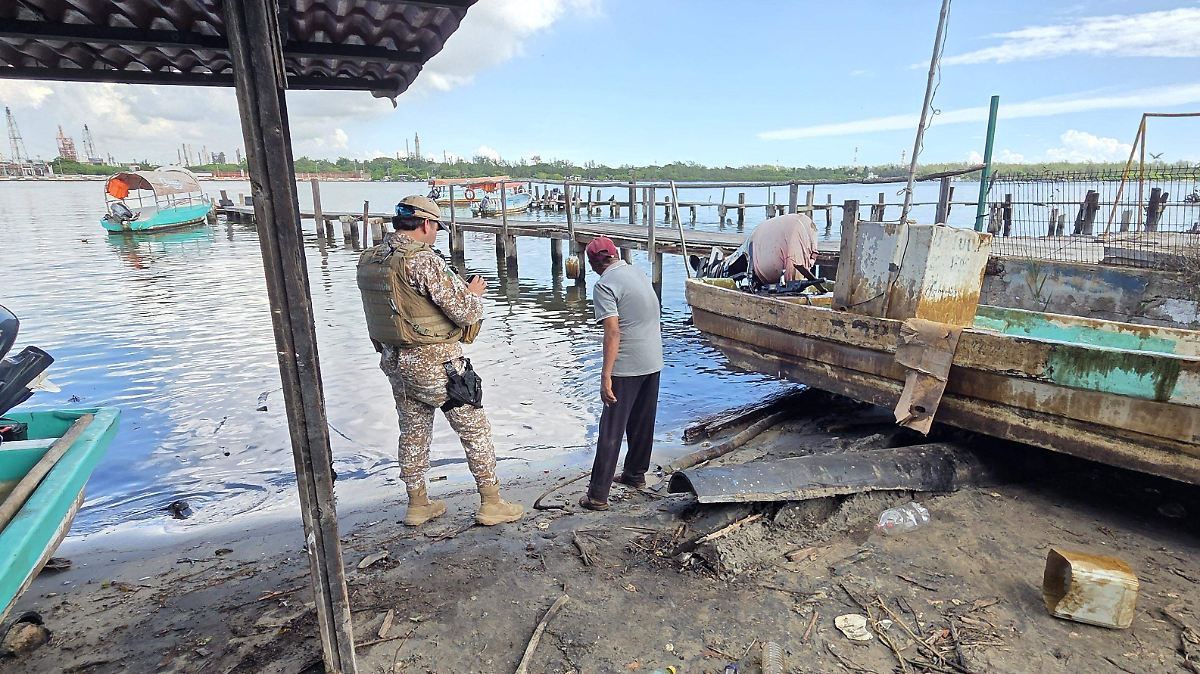 Pescadores de El Chachalaco exigen a Pemex reparar daños por derrame en el río Pánuco