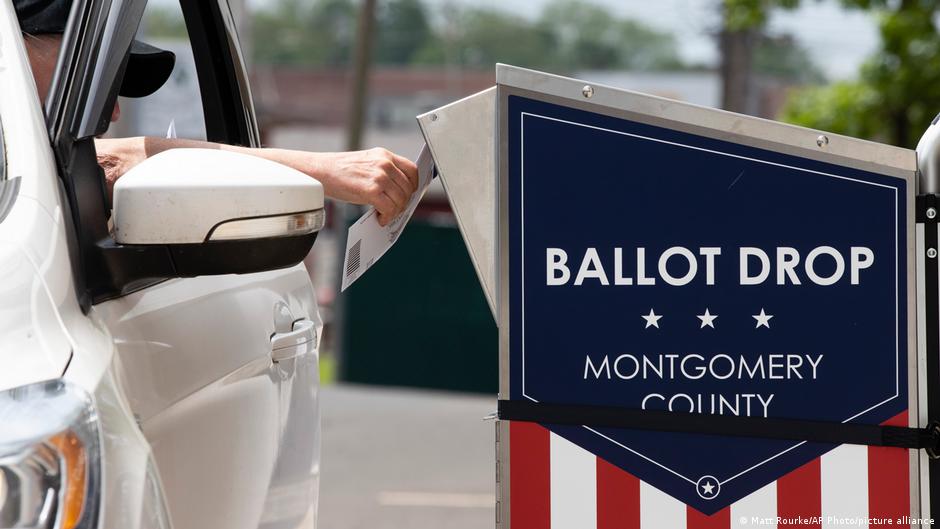 Jueza federal bloquea restricciones de Trump al voto por correo en EE. UU.