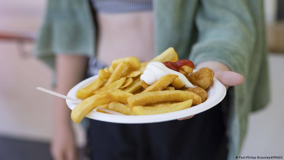 Reino Unido busca eliminar alimentos fritos en comedores escolares por riesgos a la salud