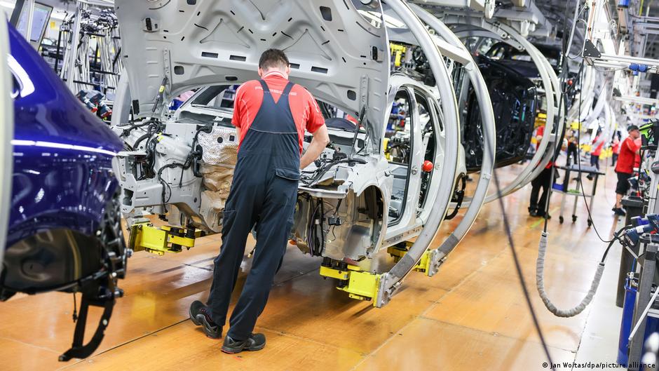 Crisis automotriz en Alemania: el polémico plan para aumentar la jornada laboral