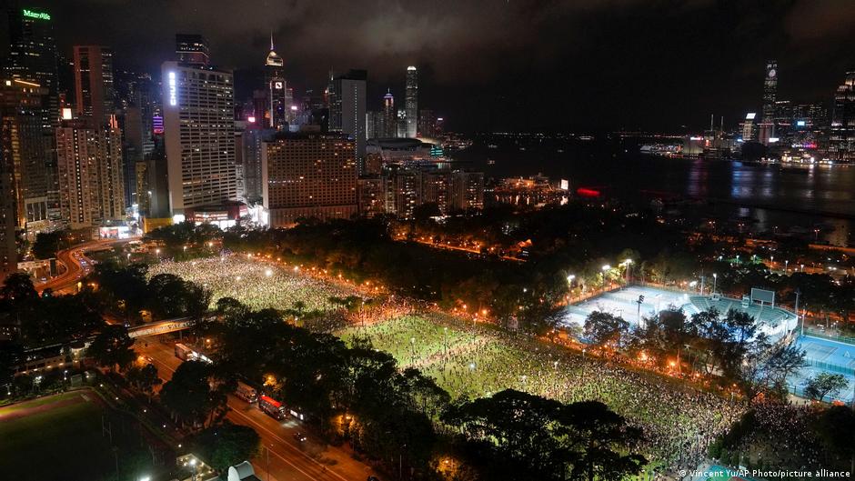 Hong Kong: sentencian a prisión a tres activistas por vigilias de Tiananmén