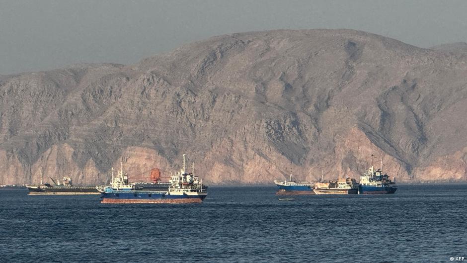 Escalada en el estrecho de Ormuz dispara el precio del petróleo por encima de los 100 dólares