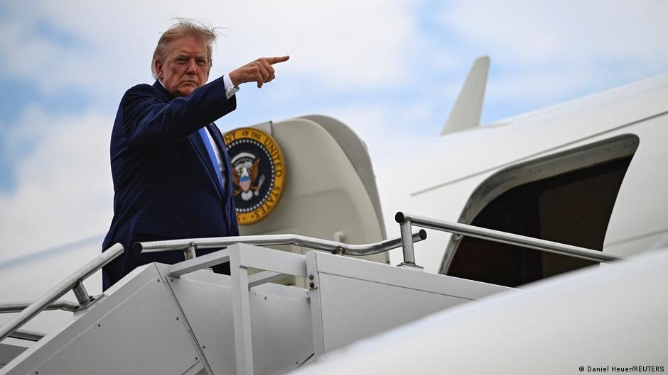 Donald Trump inicia visita oficial a Irlanda entre diplomacia y golf