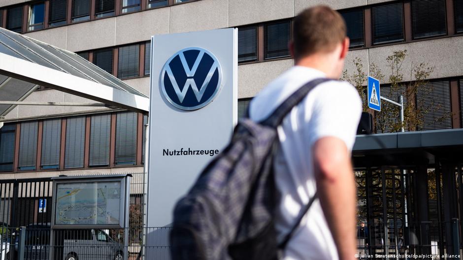 Volkswagen anuncia recorte histórico de 100,000 empleos y posible cierre de plantas en Alemania
