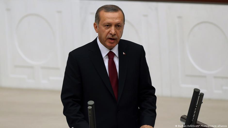 Erdogan busca extender su mandato en Turquía mediante elecciones anticipadas en 2028