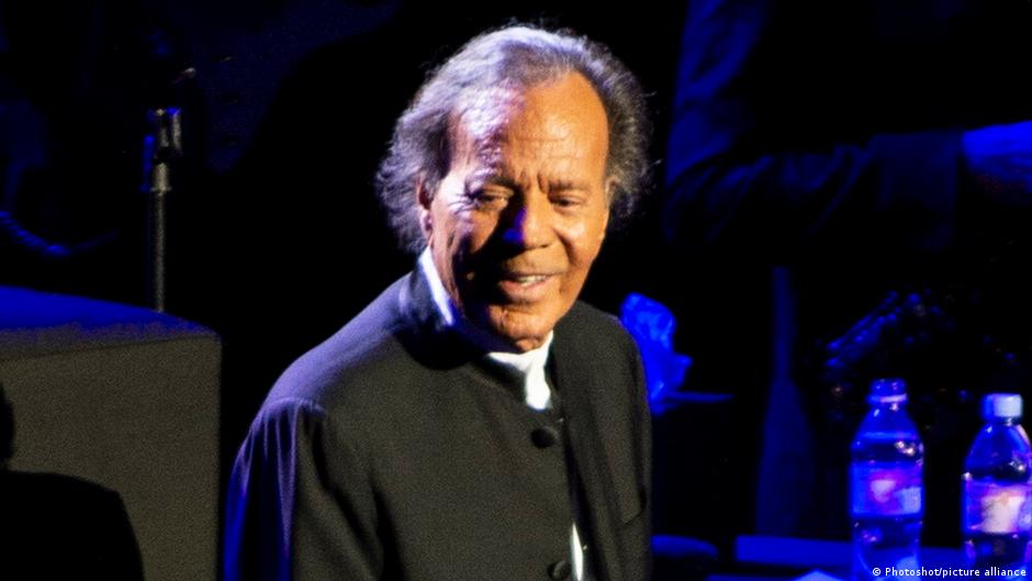 Exempleadas reactivan acciones legales contra Julio Iglesias por presuntos abusos