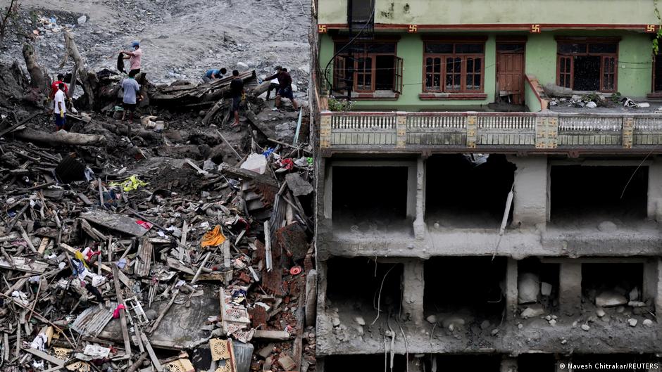 Nepal inicia labores de reconstrucción tras devastadoras inundaciones; hay miles de desaparecidos