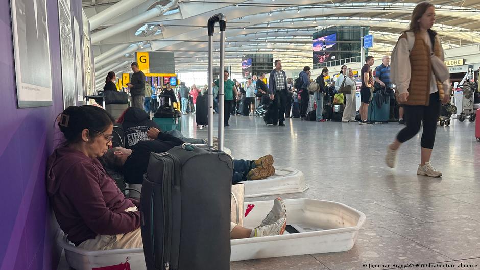 Caos aéreo en Reino Unido: Más de 1,500 vuelos cancelados tras falla técnica