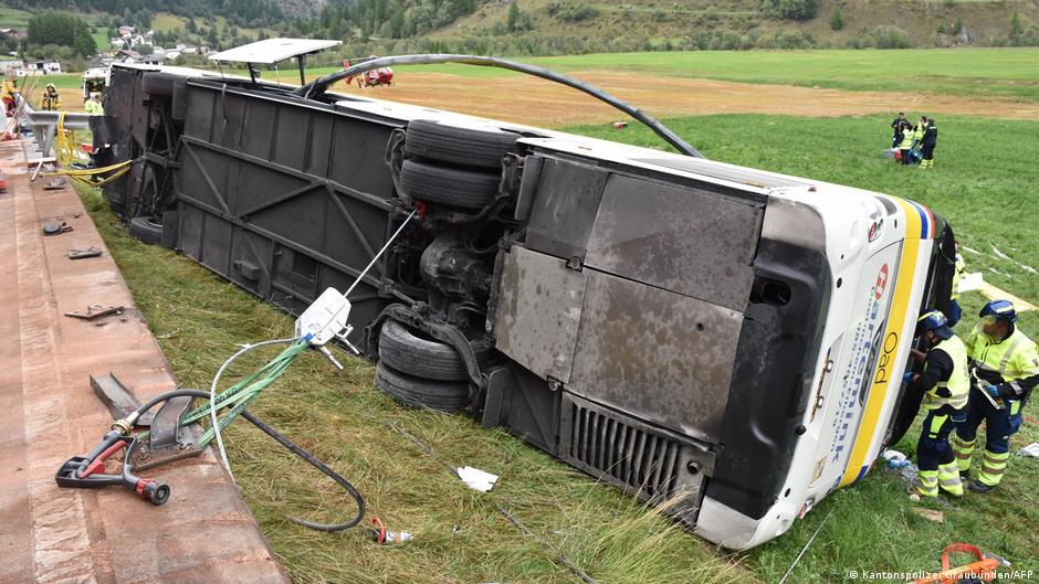 Tragedia en los Alpes suizos: cinco muertos tras volcadura de autobús turístico