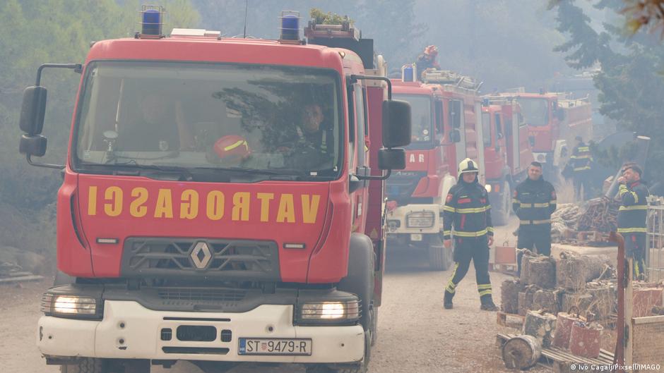 Evacúan a 700 personas por incendio forestal en la isla croata de Brac