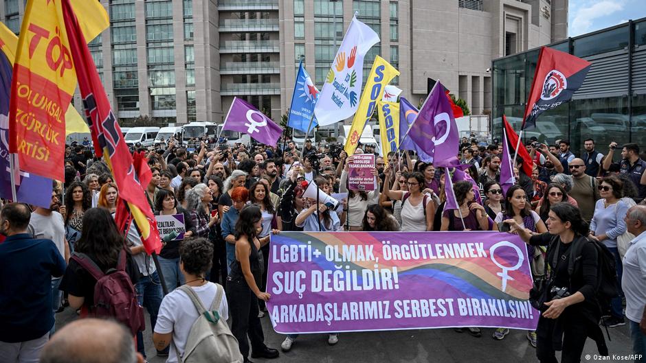 Policía turca detiene a decenas de manifestantes en protesta por derechos LGTBIQ+ en Estambul