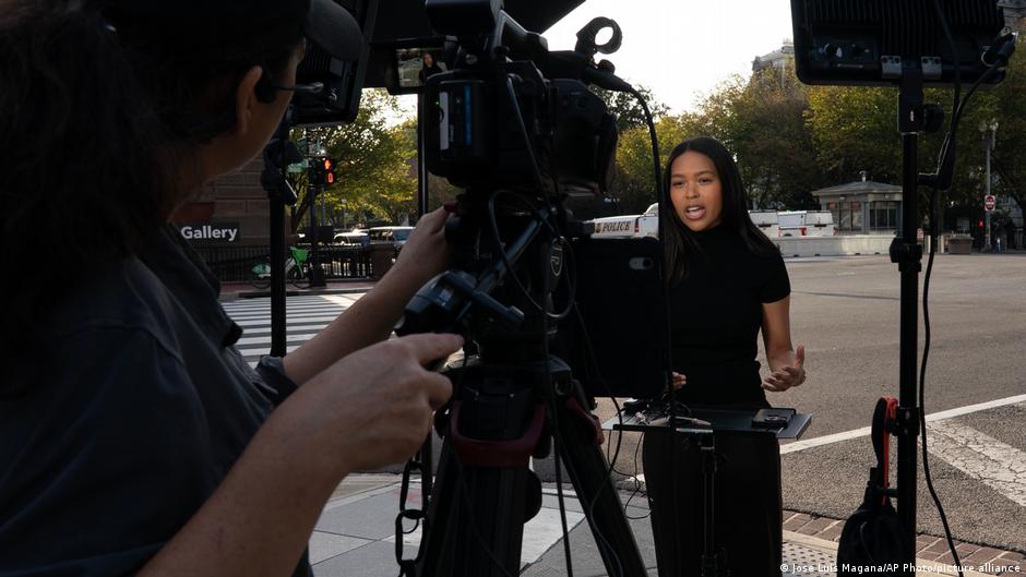 Medios estadounidenses emprenden batalla legal contra Trump por veto en la Casa Blanca
